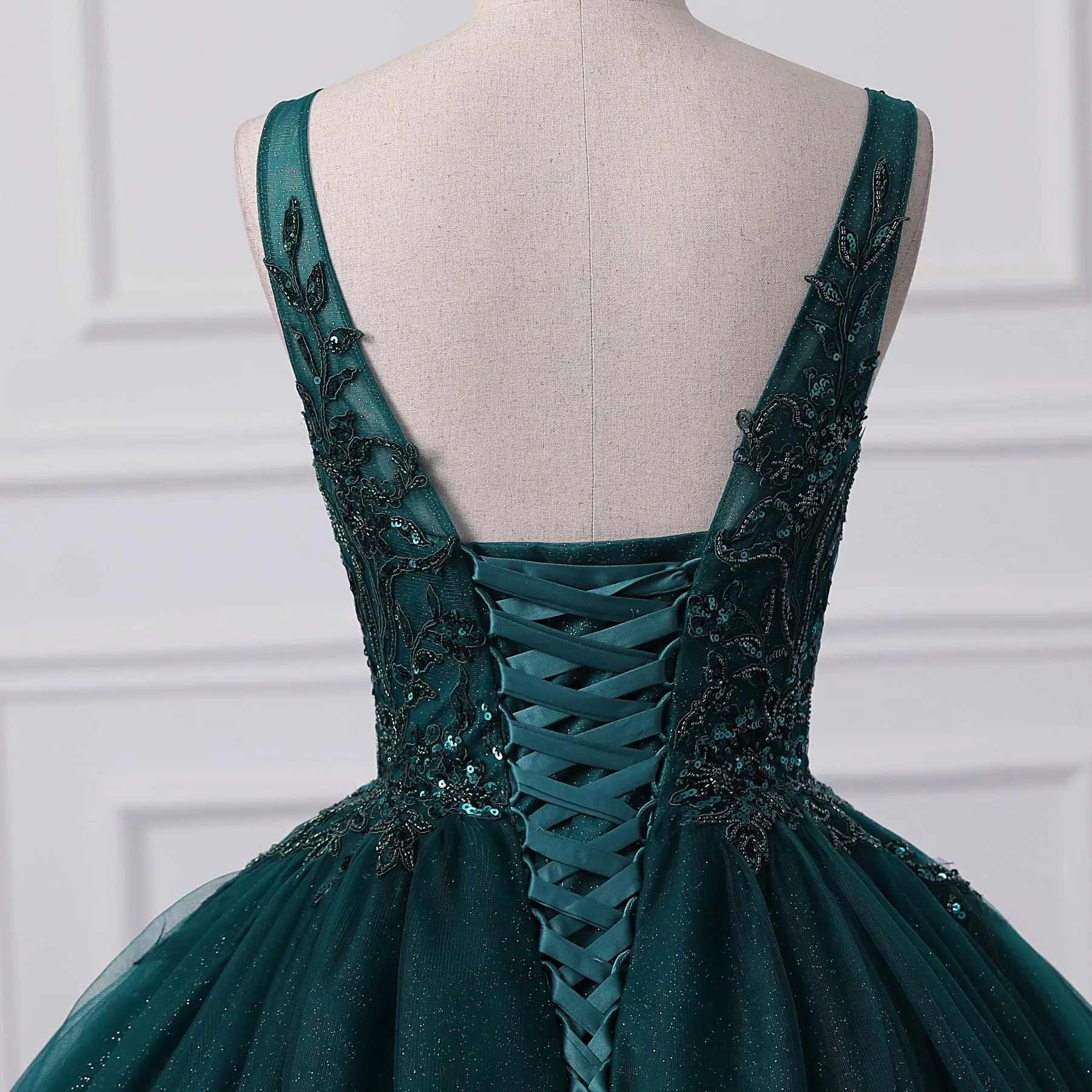 Shiny Emerald Green Sequined Tulle Quinceanera Dresses Backless V Neck Ball Gowns Evening Prom Dresses With Corset Back