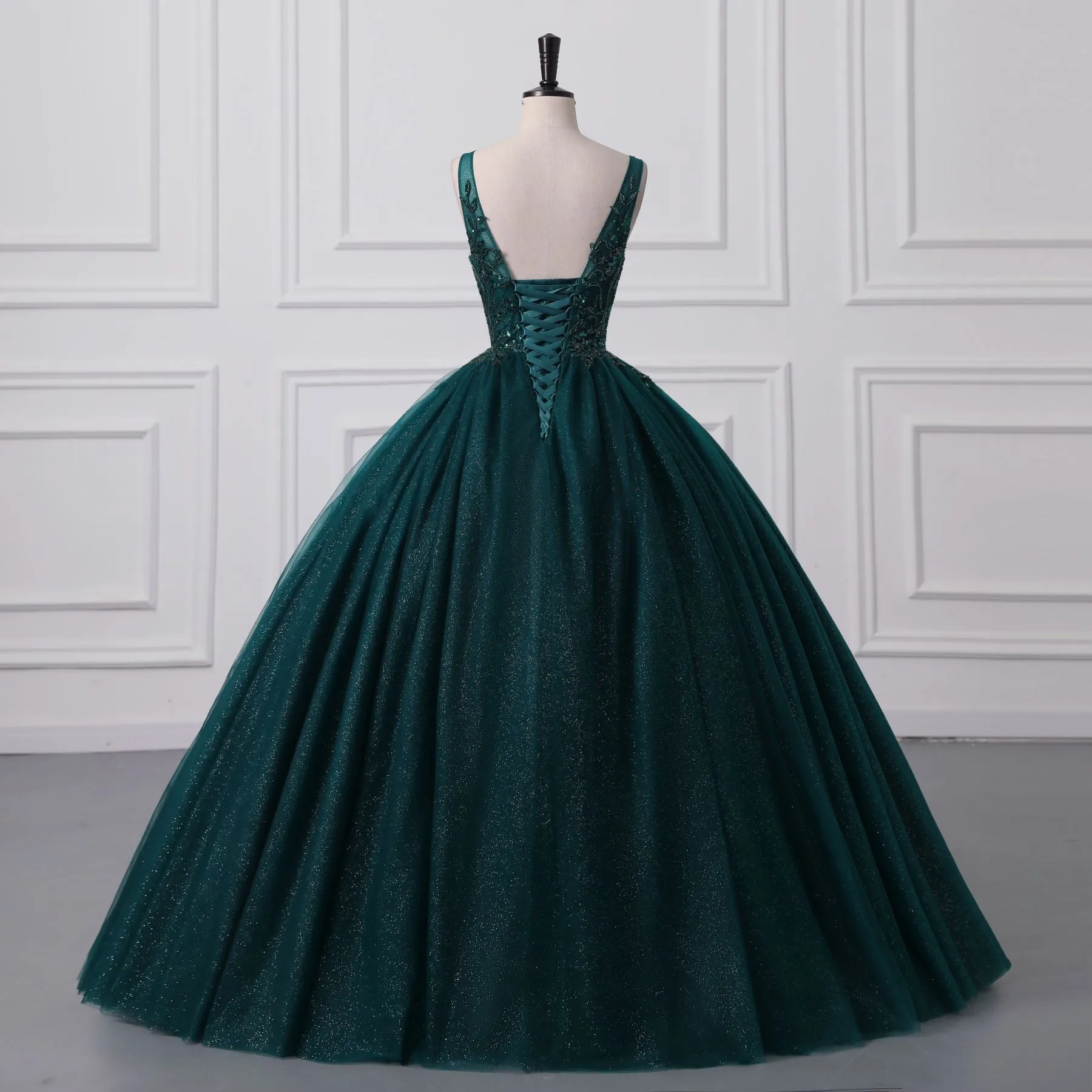 Shiny Emerald Green Sequined Tulle Quinceanera Dresses Backless V Neck Ball Gowns Evening Prom Dresses With Corset Back